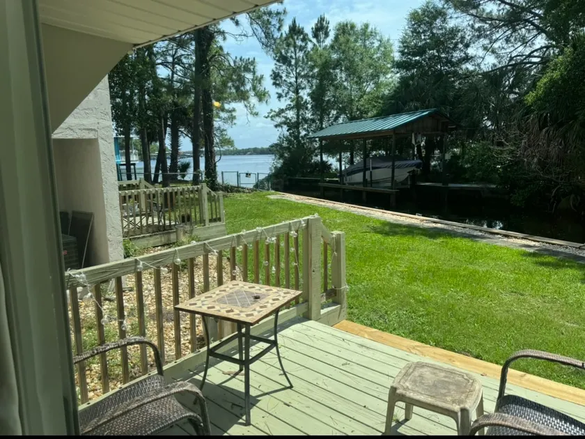 Unit E. Enjoy cozy bayside living. (Pets!) - Image 1