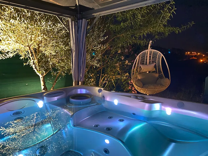 Jacuzzi XXL jasmine bubbles, 11 km from Hyères beach - Image 1