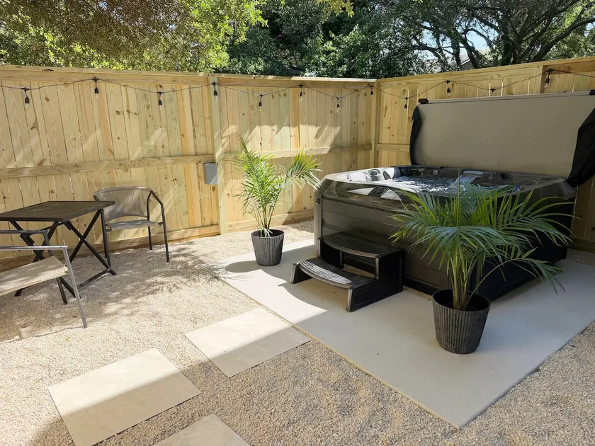 The Rosé Hideaway - Hot Tub - Close To The Bay - Image 1