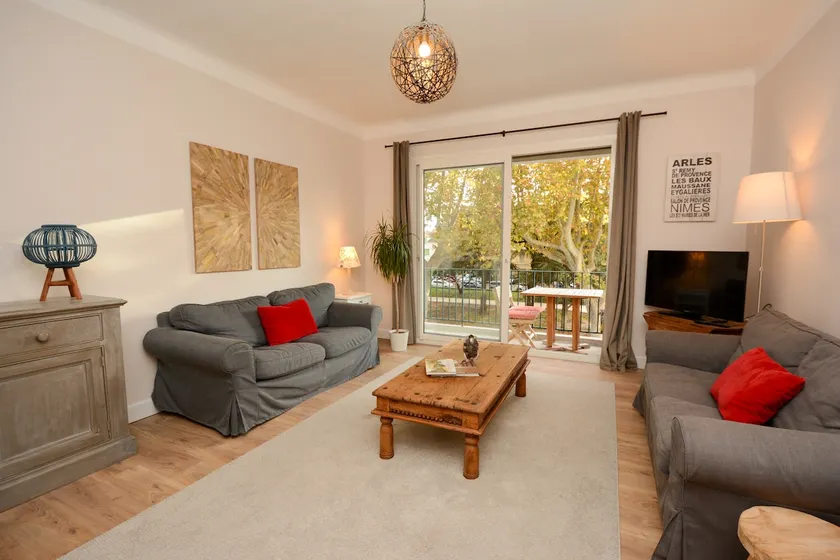 Bright Apartment with Garage – Central Tarascon - Image 1