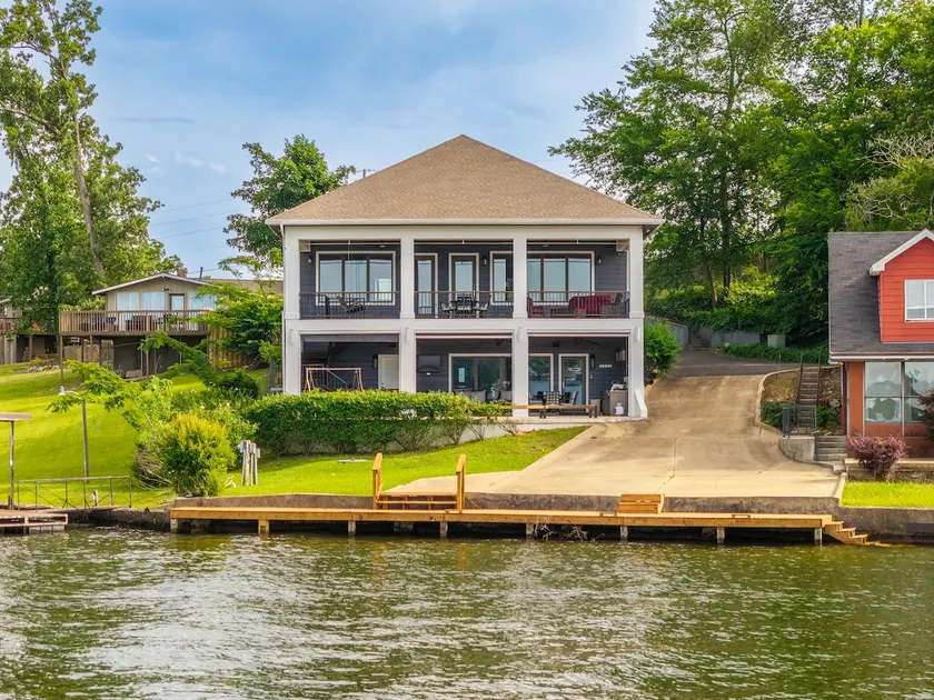 COZY, LUXURY LAKE HOUSE W/ STUNNING LAKE VIEWS!! - Image 1