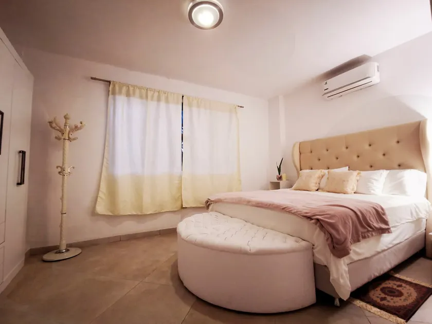 Casamusica, KING Bed, Stylish Retreat - Image 1
