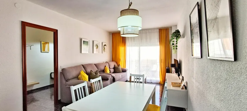 Centric apartment for 6 near the beach and train - Image 1