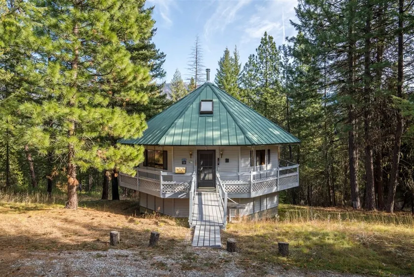 Octagon House Near Leavenworth + Deck - Image 1