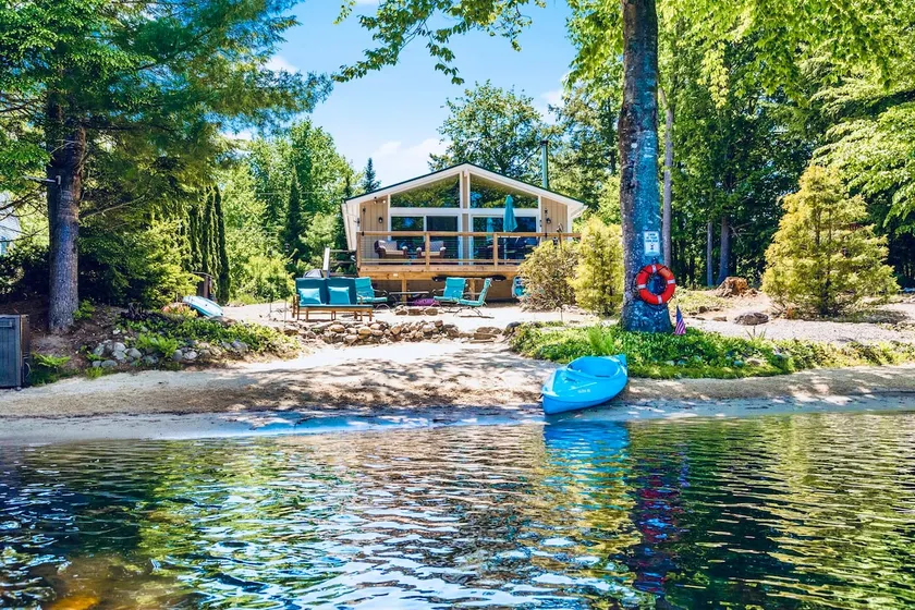 Lakefront Chalet: Hot tub, Kayaks, Central AC, Family-friendly - Image 1