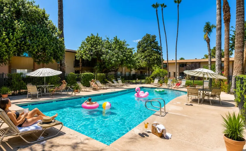 Luxury Old Town 2BR/2BA • AC • 2 Pools • Parking - Image 1