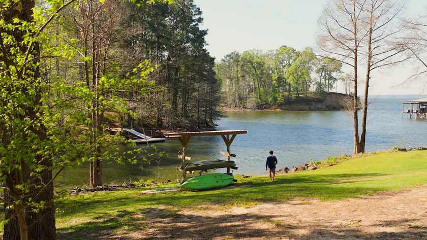 Lakefront 3BR with Bunkhouse and Kayaks, Rowboat Included - Image 1