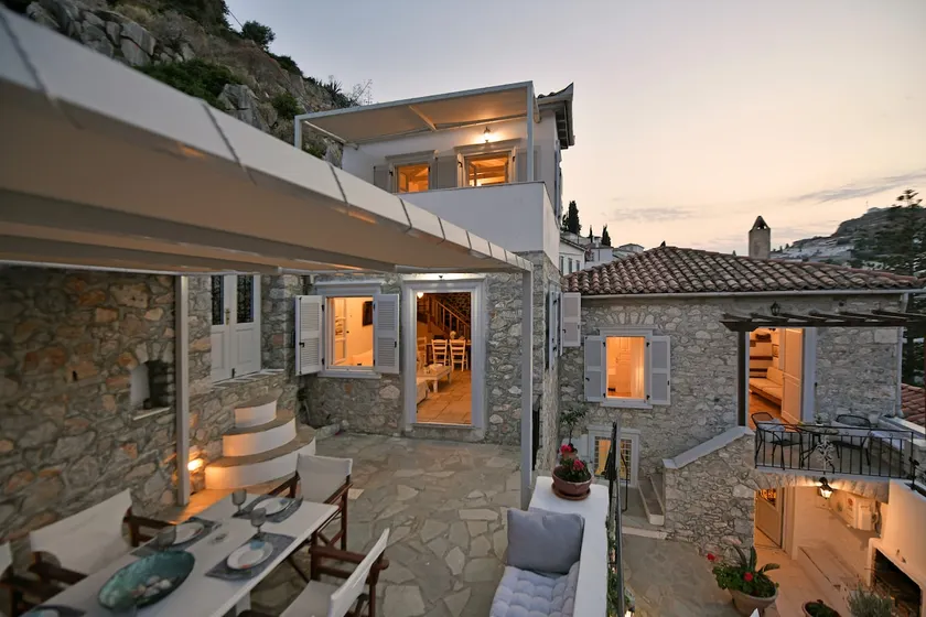 The Maisonette - View Historic Hydra in Comfort! - Image 1