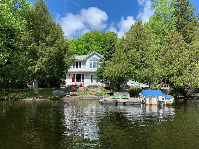 Mali's 3-Bedroom Large Lakefront Retreat - Image 1
