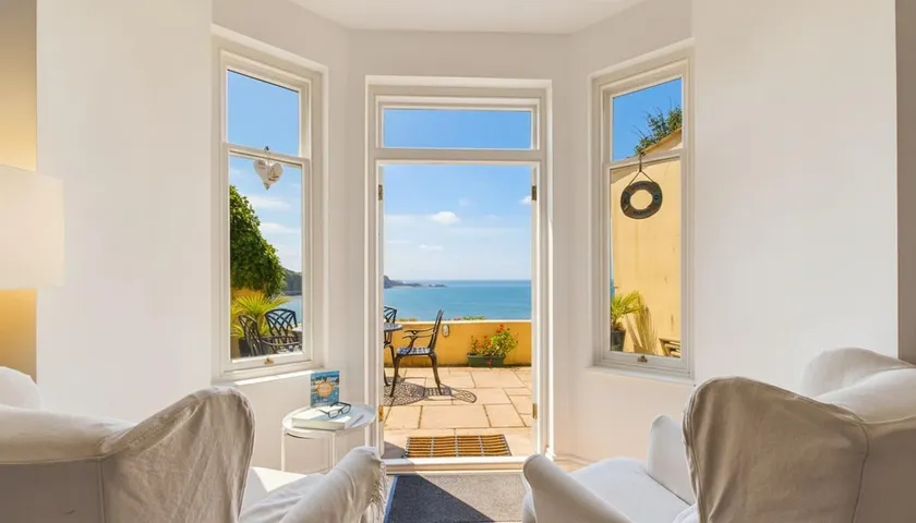 Sea Legs - 2 Bedroom Apartment - Tenby - Image 1
