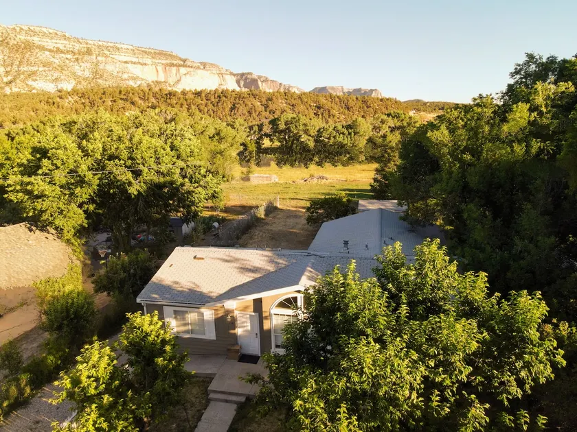 Sandstone Villa - wifi, BBQ, patios - Image 1