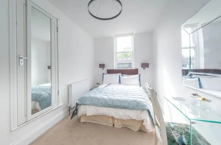 Bright and modern extension with ensuites - Image 1