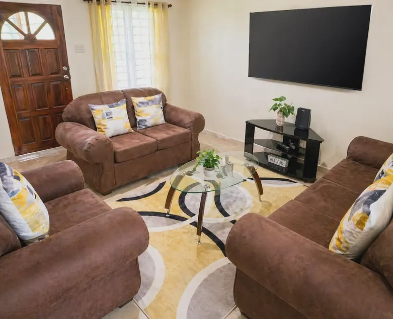 Cosy Runaway Bay 2BR | AC Rooms & Sea View - Image 1