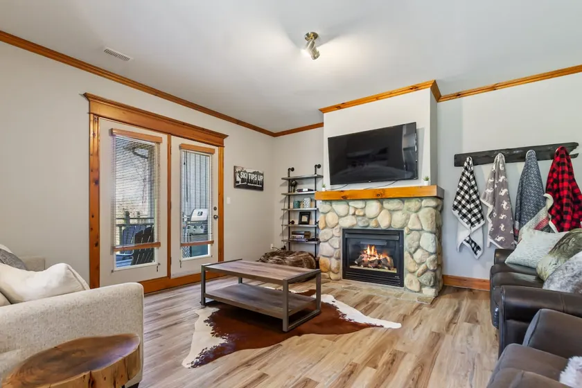 3 BDR Mountain View Home in Family Neighbourhood - Image 1