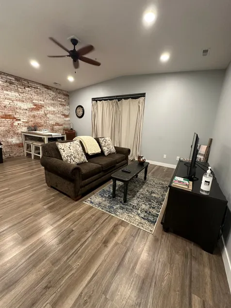 2nd Lvl Gorgeous Dwntwn Apt 2 Bed/2 Bath w/Balcony - Image 1