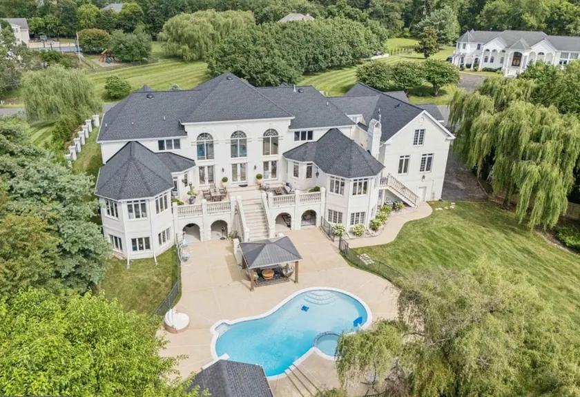 Glamourous Great Falls Mansion - Image 1