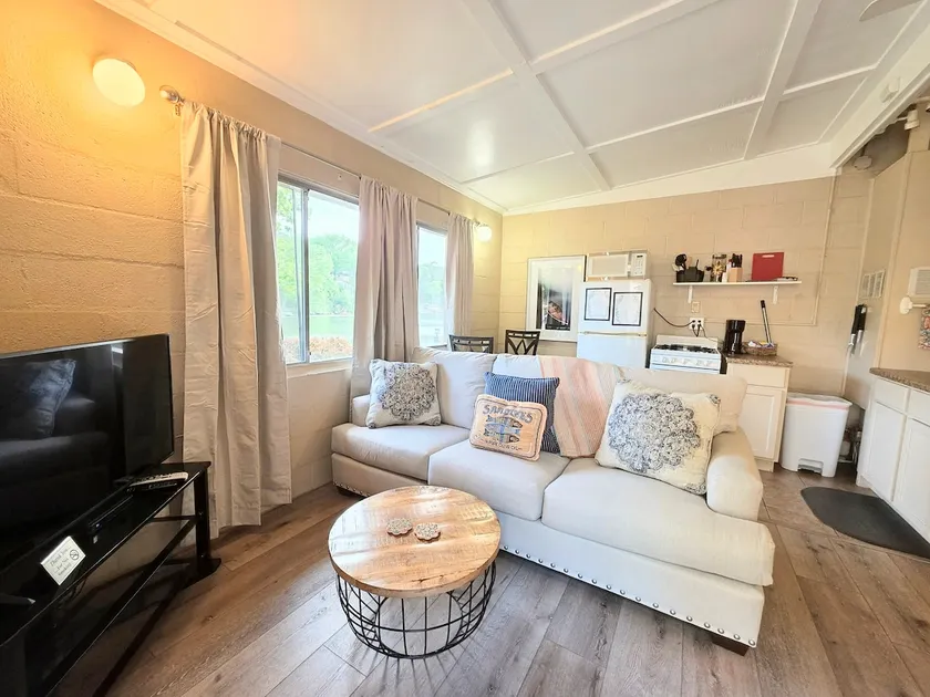 #03 - Fantastic Lakeside Studio Cottage- Pet Friendly - Image 1