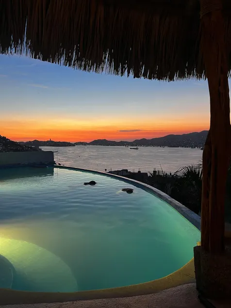Luxury villa with staff included and pet friendly - Image 1