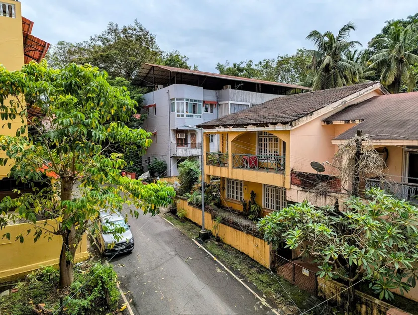 Elegant 2BHK Heritage Apartment–Bathtub & Balcony - Image 1