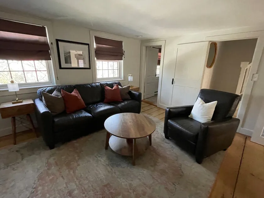 4BR 2BA Gem Prime Location, Cozy & Convenient - Image 1