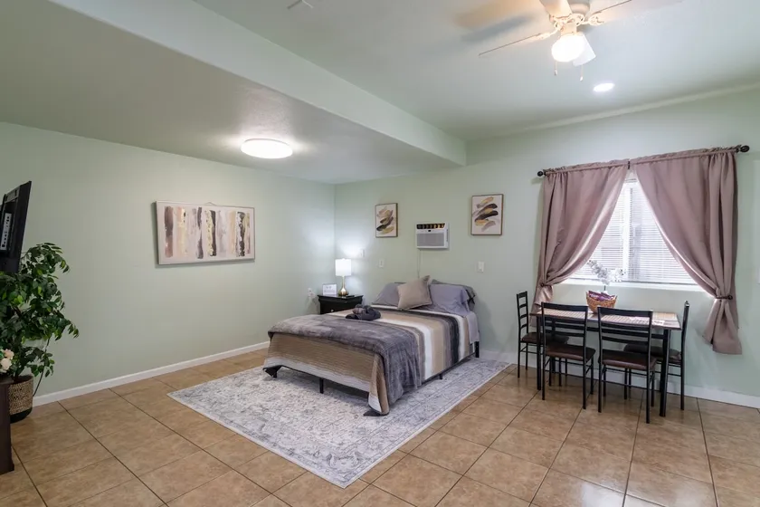 Bright & Spacious Studio w/Parking + Laundry - Image 1