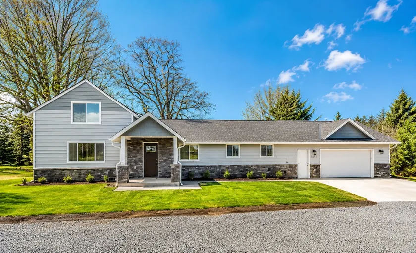Beautiful like new home with a large hot tub in a quiet neighborhood on Acreage. - Image 1