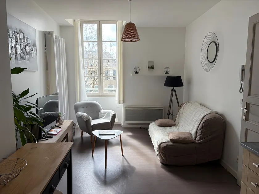 Pau Center • Queen size bed • Castle & train station within walking distance - Image 1