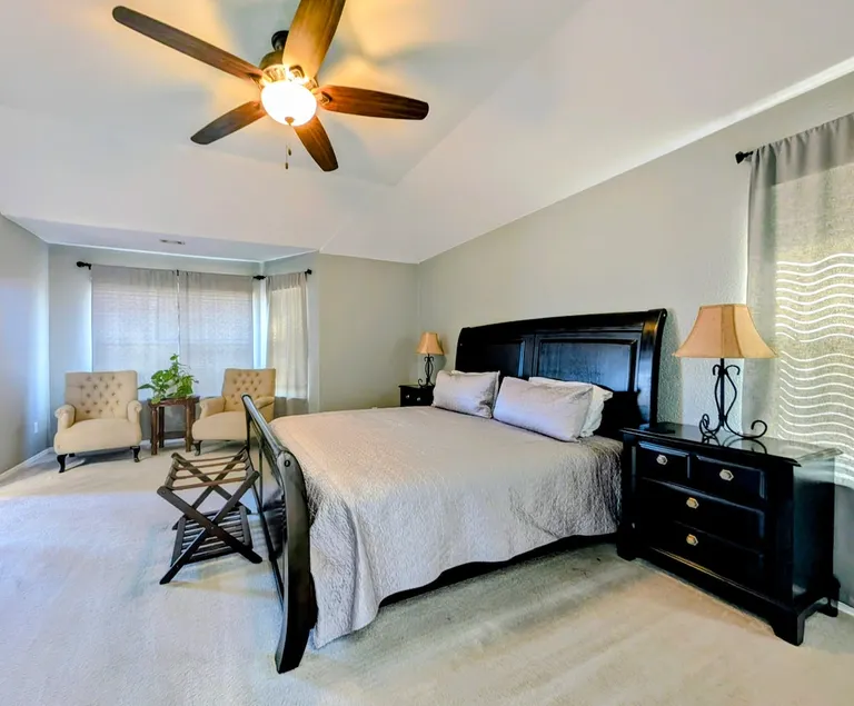 Quiet Cul-de-Sac Home: Huge Yard + Ample Parking - Image 1