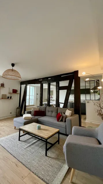 Charming 3-bedroom apartment in the heart of town + parking (meal option) - Image 1