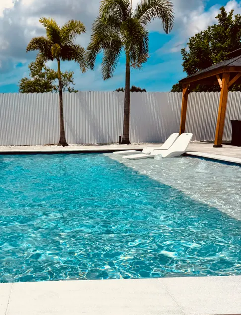 Ila's Beach House Heated Salt Pool Near IMG - Image 1