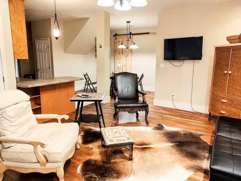 The apARTment/ historic railroad inn, pet-friendly - Image 1