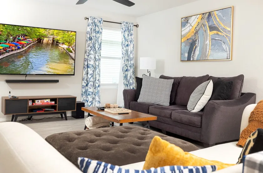 Cozy, Modern, Pet-Friendly Home in San Antonio - Image 1