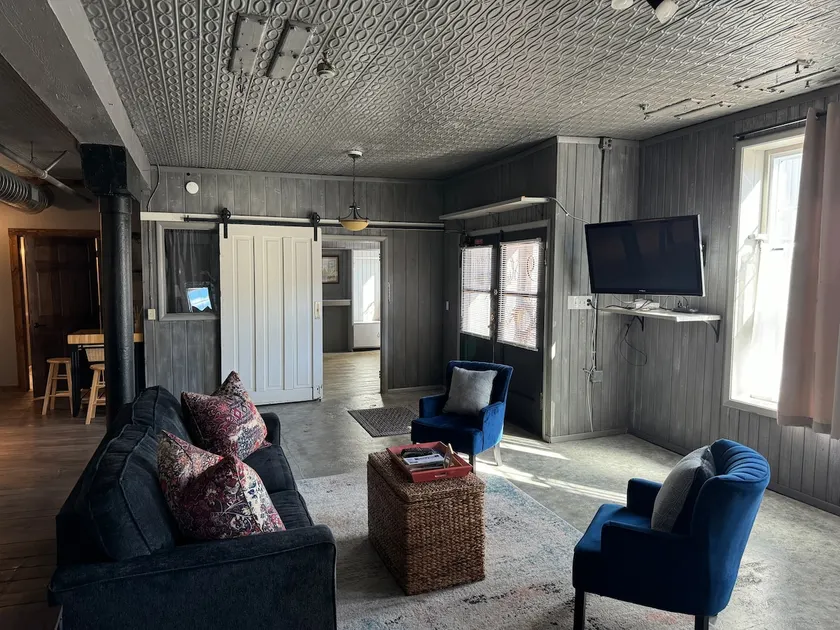 Cozy 2nd Hand Rose Suite - Downtown Dubuque - Image 1