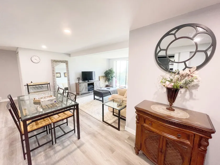 Landmark View · Prime Location · 2B Private Suite - Image 1