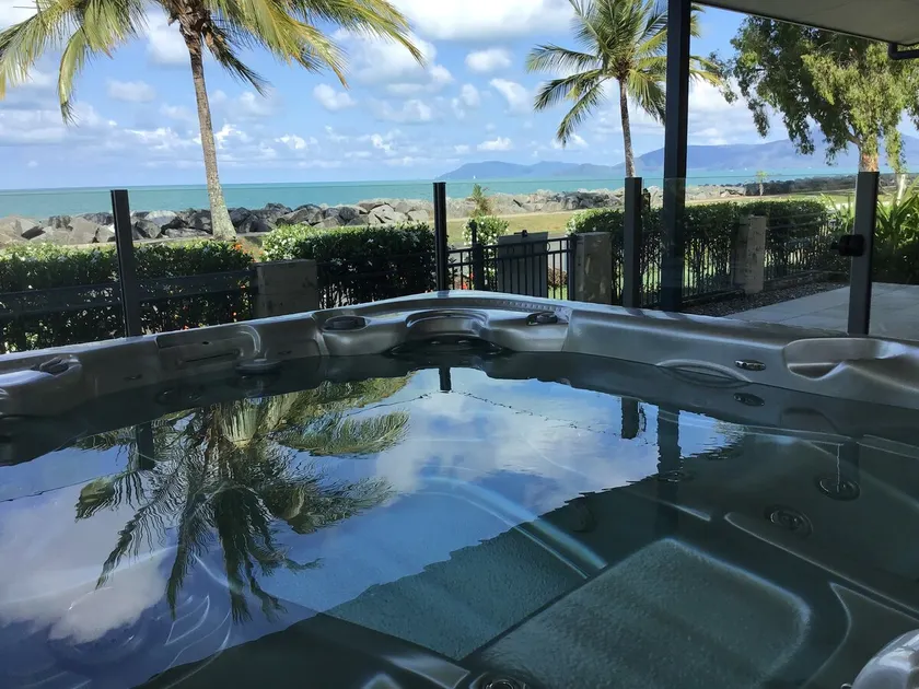 Bella Ohana Ocean views over the coral sea relax in the spa on sunset - Image 1