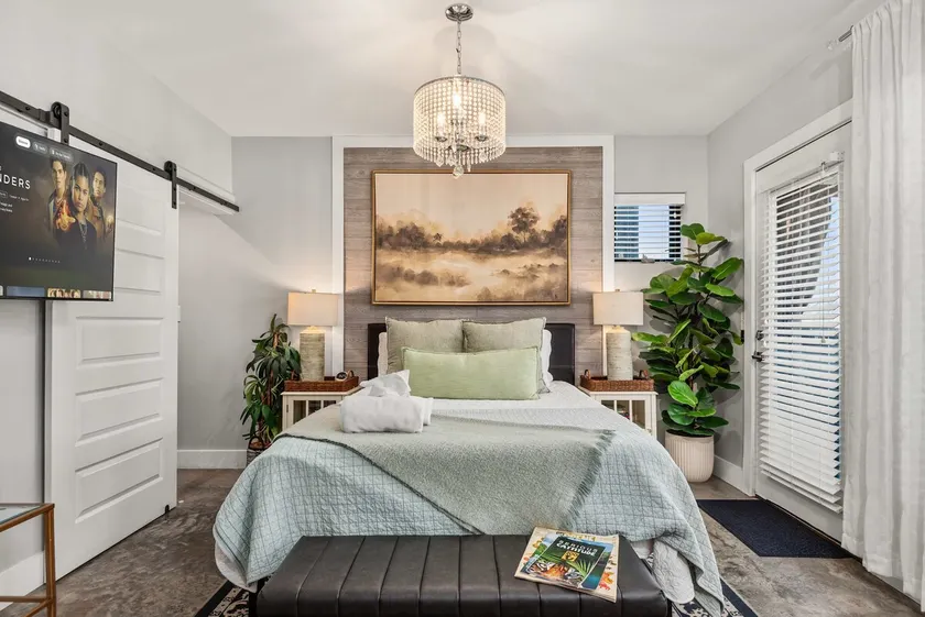 Trendy Studio | Private Deck & Free Parking - Image 1
