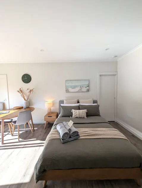 The Duck House: Modern, Rural, 3 min drive to town - Image 1