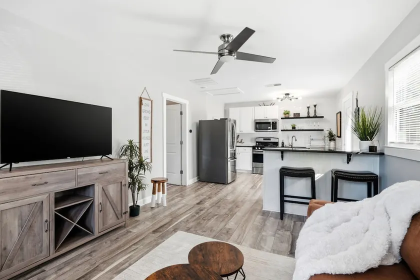 Little White House • King Bed • 1mi Downtown - Image 1