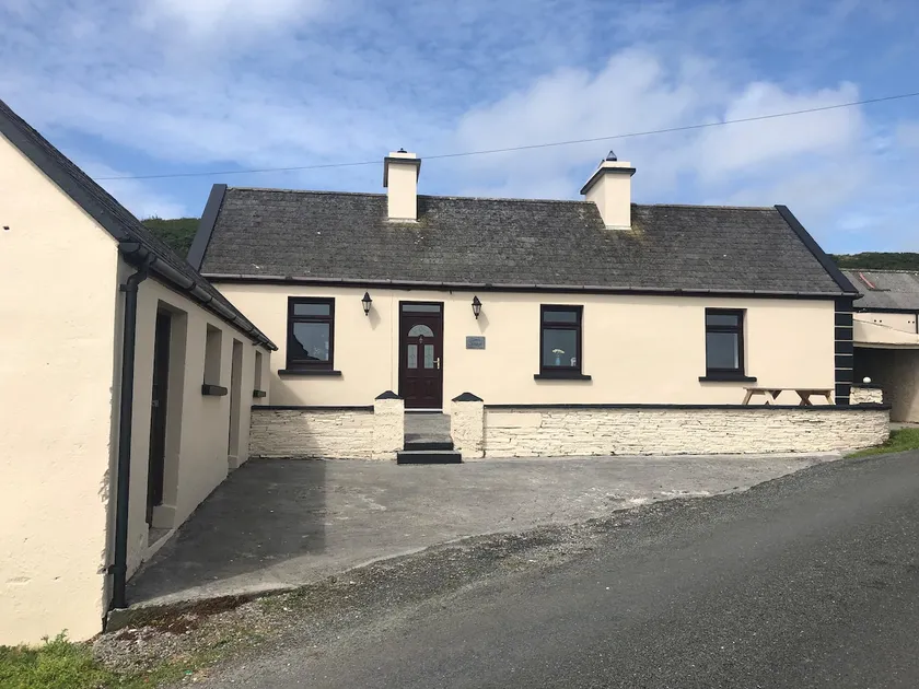 Tom's Cottage - Moher, Liscannor - Image 1