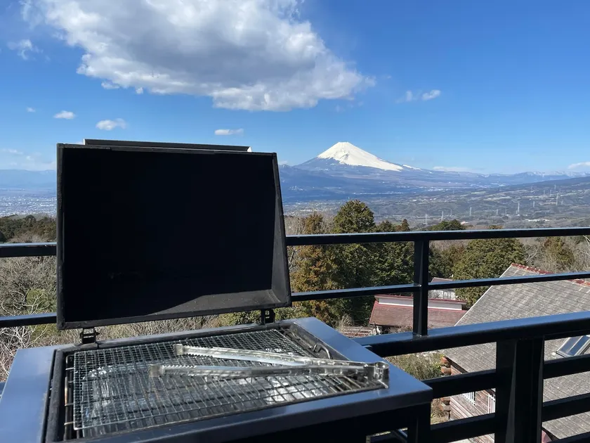 A house with a view of Mt. Fuji from all rooms. Enjoy a BBQ and wood-burning stove while looking at Mt. Fuji. - Image 1