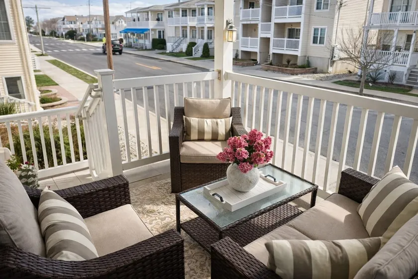Twelve houses to the beach-pet friendly! - Image 1