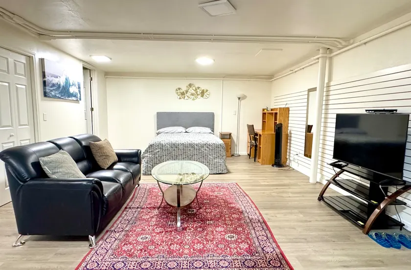 Midtown, Spacious & Homey Apartment201 - Image 1
