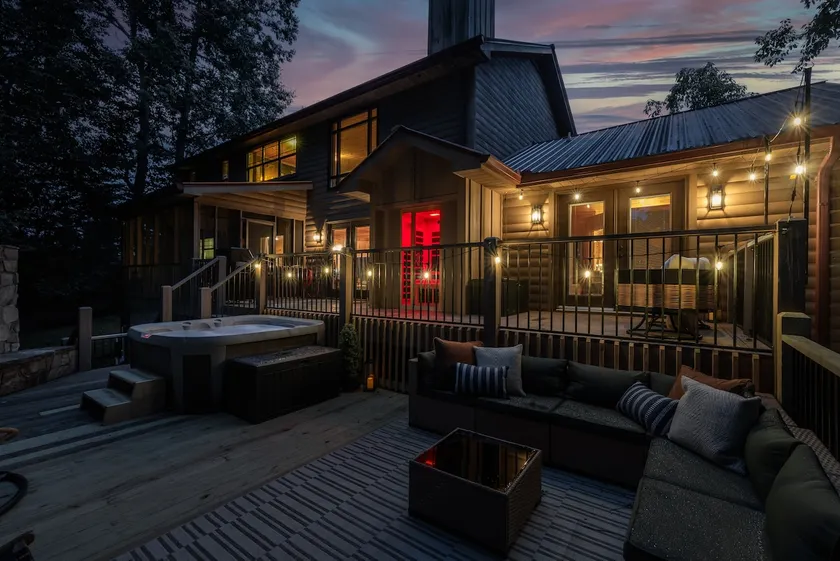 Monarch's Roost Luxe Cabin w Hot Tub and Sauna 10 Min to Helen - Image 1