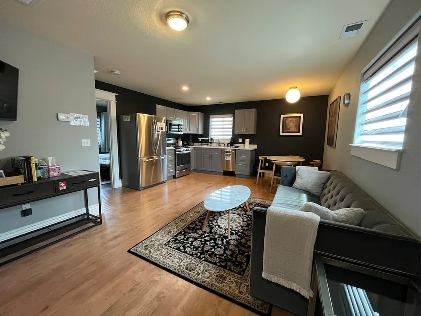 Tennyson One Bedroom Stand-Alone Guesthouse - Image 1
