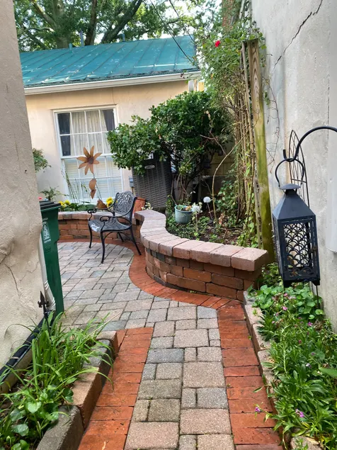 Secluded Cozy Cottage in Historic Downtown - Image 1
