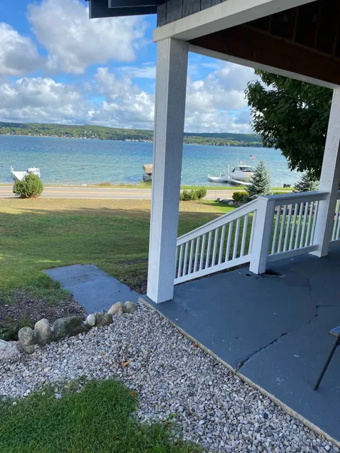 Lakefront Sleeps 4. Walk downtown+near Boyne Mtn - Image 1