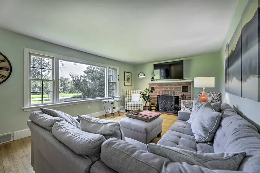 Hampton 'Quiet Corner Cottage' w/ Fireplace & Yard - Image 1