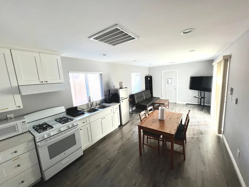 2Bed+2Bath Town Home, Back unit - Image 1