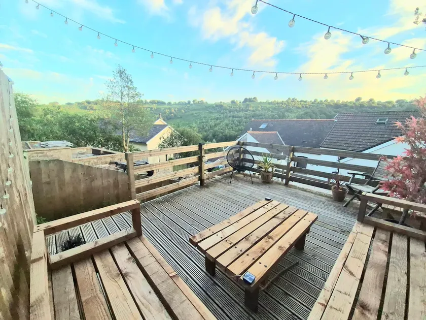 Modern 4-bedroom Townhouse With Private Garden - Image 1