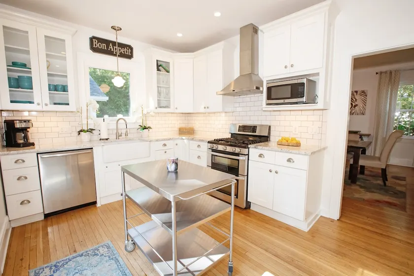Walk Everywhere | Hot Tub | Fire Pit | Sleeps 10 - Image 1